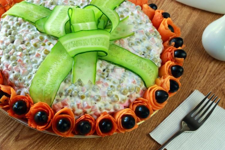Салаты на праздничный стол: 15 простых и вкусных рецептов