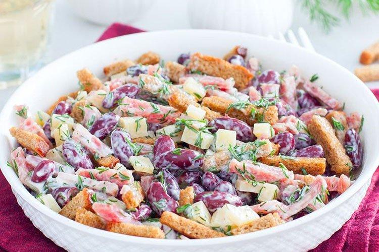 Салат с фасолью и копченой колбасой - рецепты