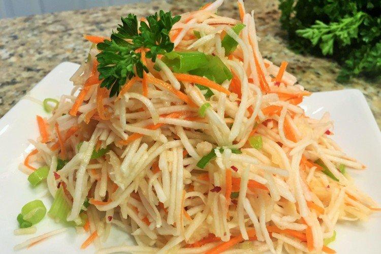 Острый салат с кальмарами и дайконом - рецепты