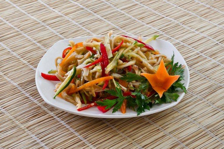 Салат с кальмарами и копченым сыром - рецепты