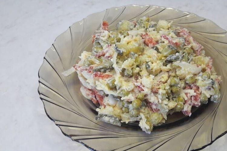 Салат с копченой колбасой и консервированным горошком - рецепты