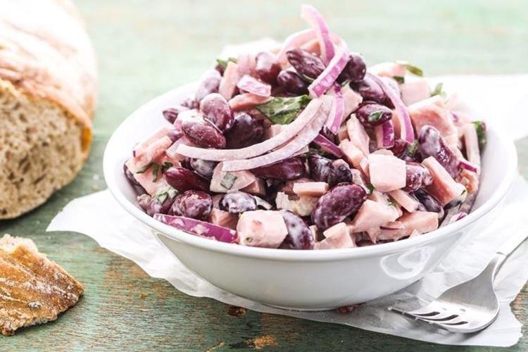 Салат с копченой колбасой и фасолью - рецепты