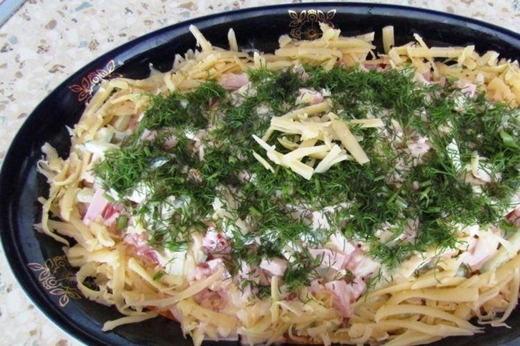 Салат с копченой колбасой, яйцами и сыром - рецепты