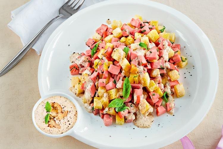 Салат с копченой колбасой, ветчиной и грецкими орехами - рецепты