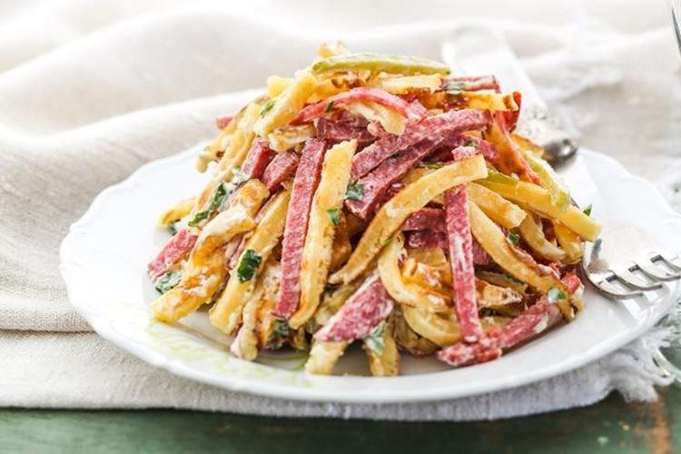 Салат с копченой колбасой и блинами - рецепты