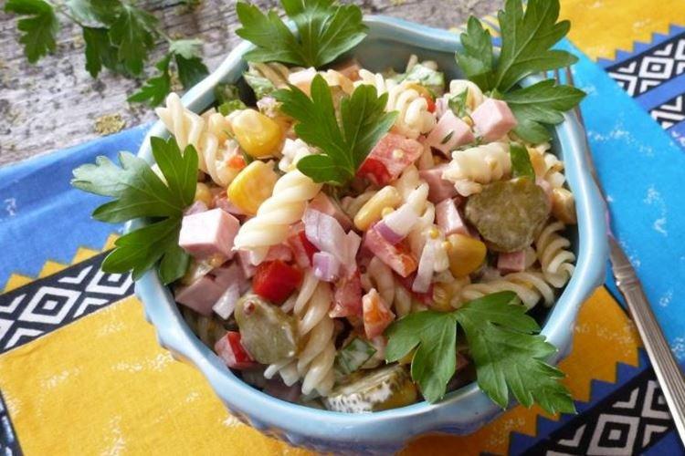 Салат с копченой колбасой, сладкой горчицей и чили - рецепты