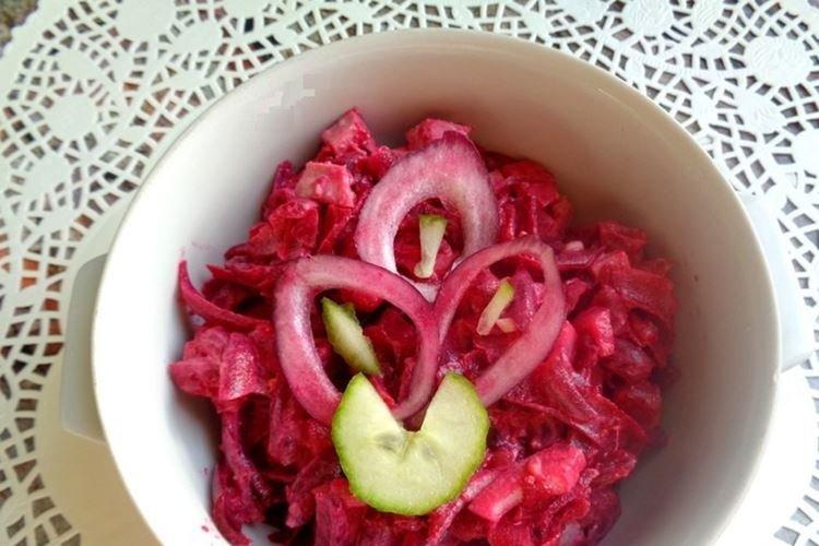 Салат с копченой колбасой и свеклой - рецепты