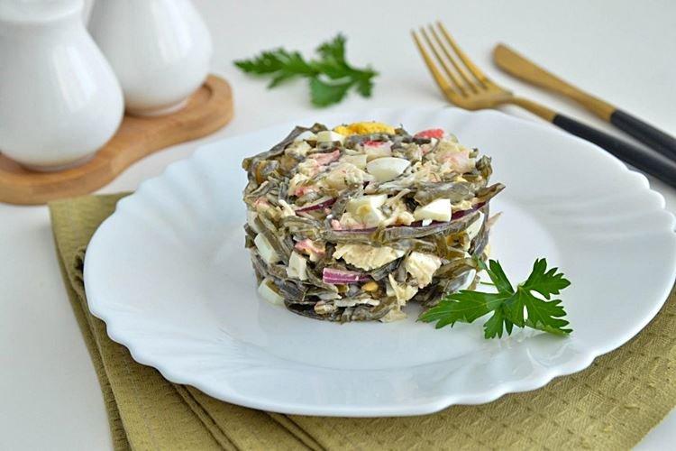 Салат с крабовыми палочками кукурузой и морской капустой - рецепты