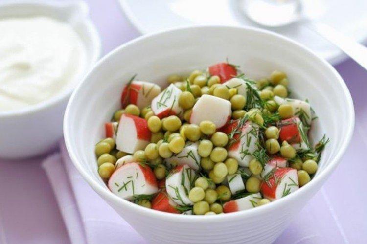 Салат с крабовыми палочками и горошком - рецепты