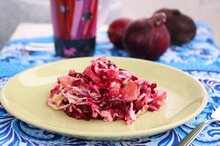 Салат с красной рыбой, капустой и свеклой - рецепты