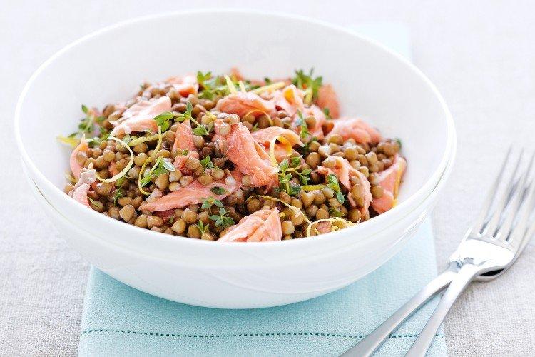 Салат с красной рыбой и чечевицей - рецепты
