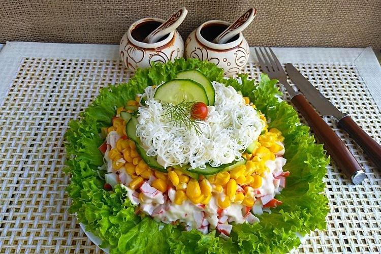 Салат с кукурузой и крабовыми палочками - рецепты