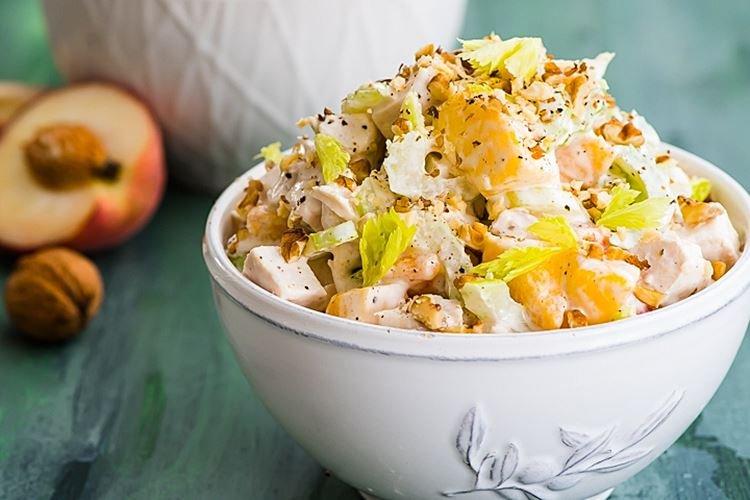Салат с курицей и персиками - рецепты