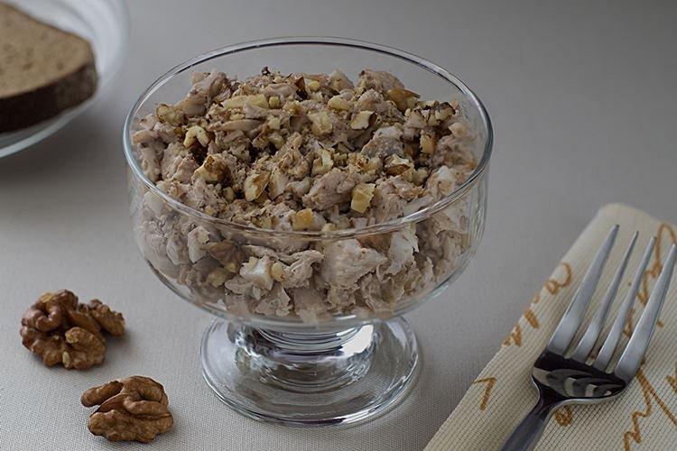 Салат с шампиньонами и грецкими орехами - рецепты