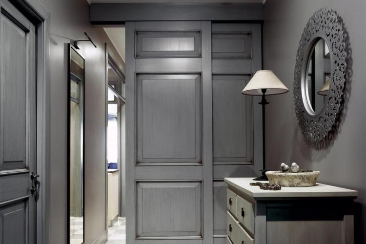 Серый цвет в интерьере прихожей