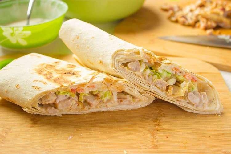 Шаурма с курицей, творожным сыром и травами в домашних условиях - рецепты
