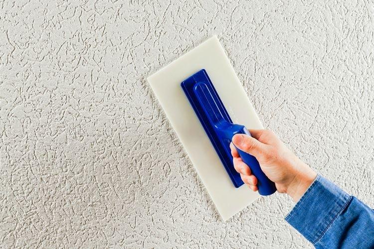 Как наносить штукатурку короед