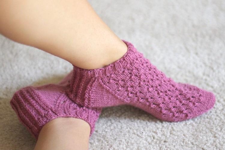 Следки на двух спицах без шва: 6 мастер-классов (видео)