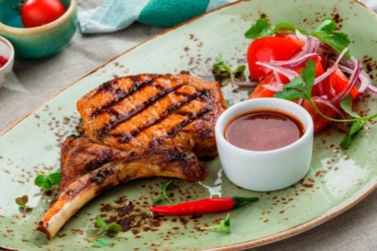 Жареная свинина на кости на сковороде - рецепты