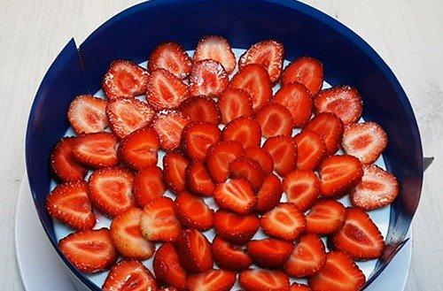 Торт с клубникой и желе без выпечки - пошаговый рецепт