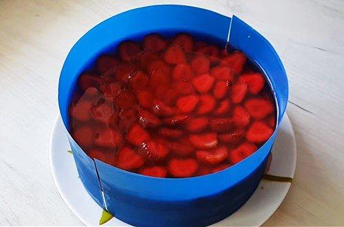 Торт с клубникой и желе без выпечки - пошаговый рецепт
