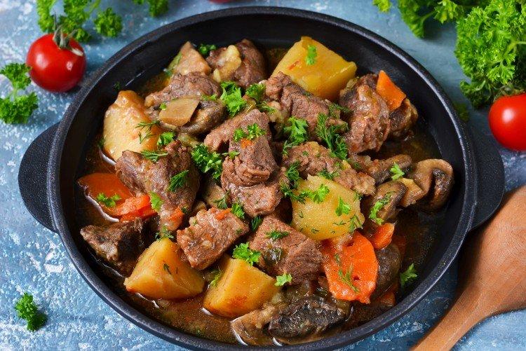Тушеная баранина с грибами и картофелем - рецепты пошагово