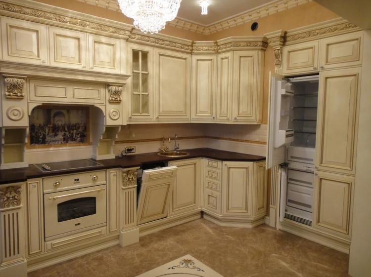 Угловая кухня в классическом стиле