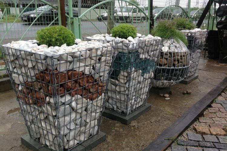 Уличные вазоны из металлической сетки - Как сделать вазоны для цветов своими руками