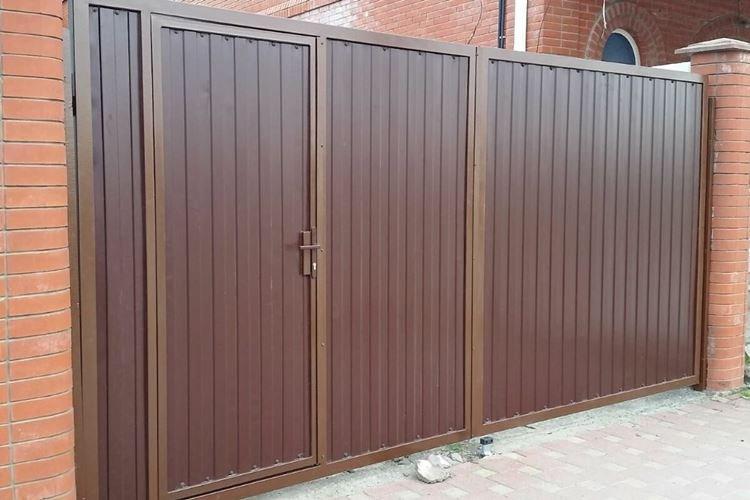 Ворота с калиткой из профнастила своими руками - фото и идеи