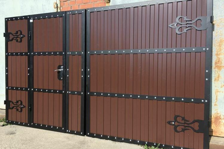 Ворота с калиткой из профнастила своими руками - фото и идеи