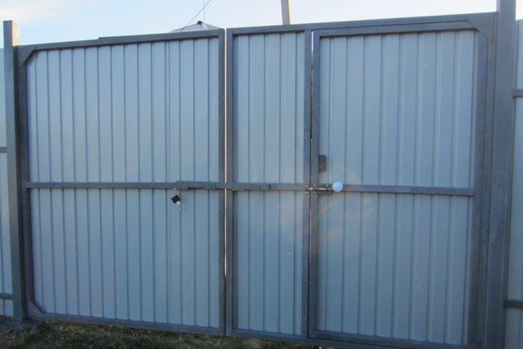 Ворота с калиткой из профнастила своими руками - фото и идеи