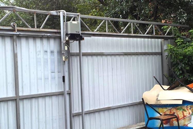 Откатные ворота из профнастила с верхним подвесом своими руками - фото и идеи