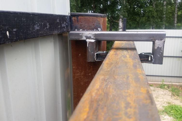 Откатные ворота из профнастила с верхним подвесом своими руками - фото и идеи