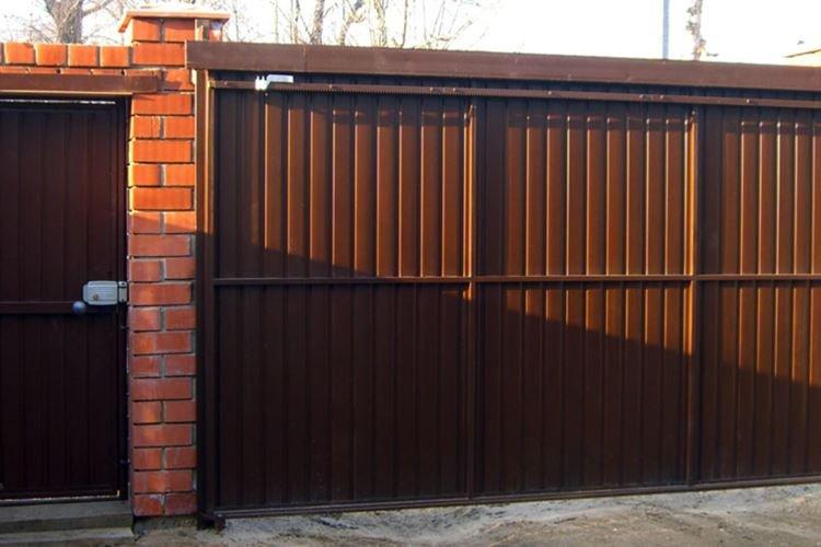 Откатные ворота из профнастила с верхним подвесом своими руками - фото и идеи