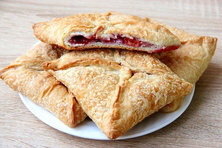 Слойки с вишней и корицей - Выпечка из слоеного теста рецепты