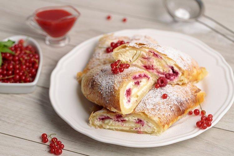 Слоеные рулетики с творогом - Выпечка из слоеного теста рецепты