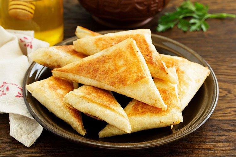 Треугольники из лаваша с колбасой и сыром - рецепты