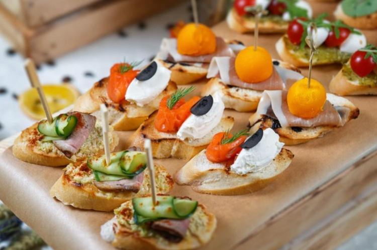 Закуски на праздничный стол: 20 простых и вкусных рецептов